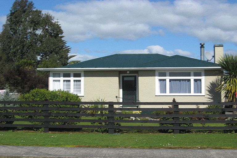 Photo of property in 12 Ngahina Street, Marton, 4710