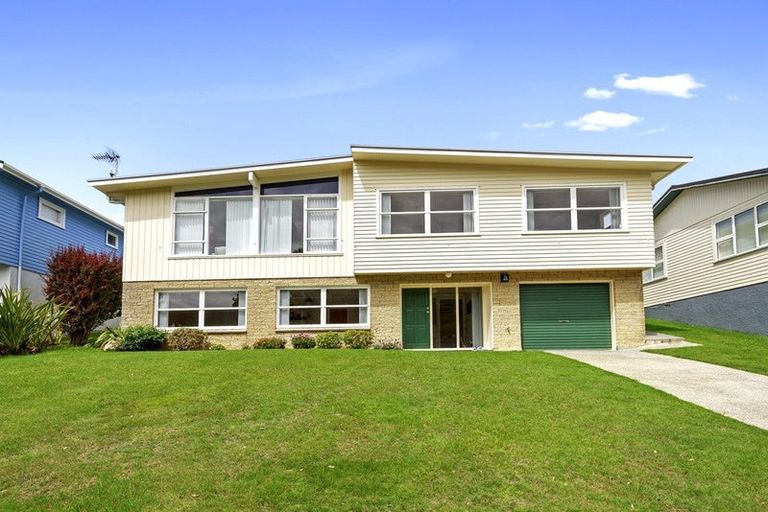 Photo of property in 8 Fitzwilliam Terrace, Tawa, Wellington, 5028