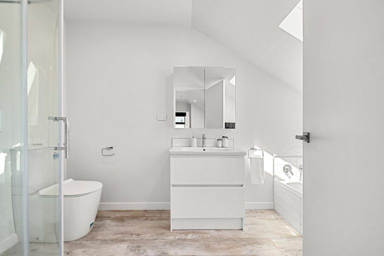 Photo of property in 90a Cambridge Terrace, Waterloo, Lower Hutt, 5011