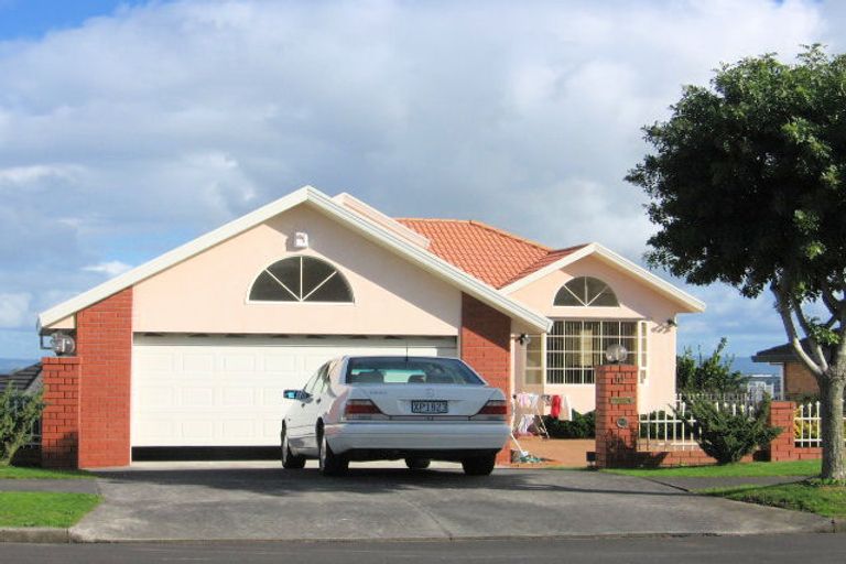 Photo of property in 11 Lobelia Rise, Goodwood Heights, Auckland, 2105