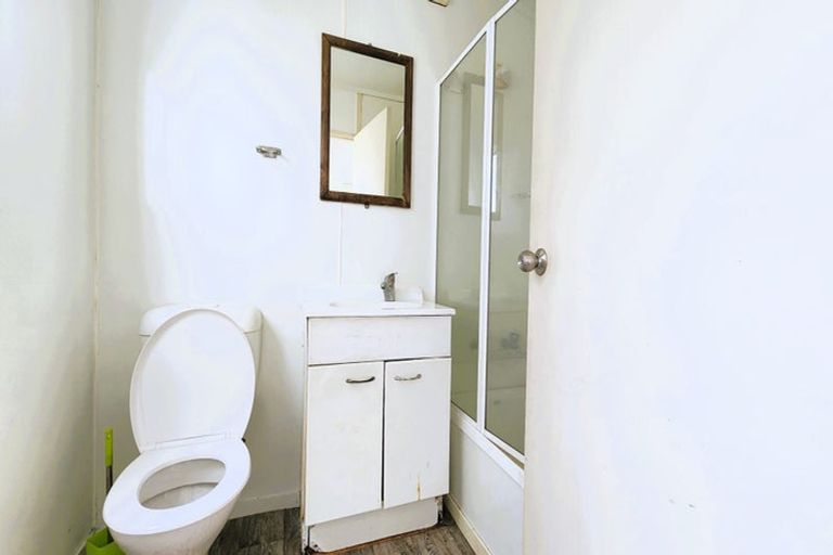 Photo of property in 2 Vine Street, Mangere East, Auckland, 2024