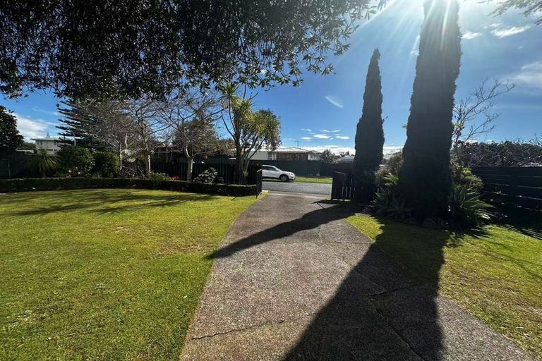 Photo of property in 120 Ennis Avenue, Pakuranga Heights, Auckland, 2010