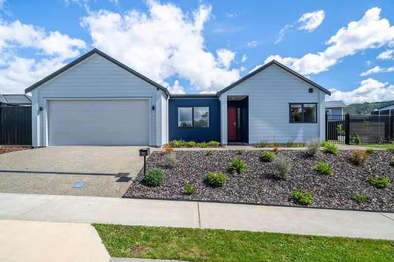 Photo of property in 11 Rewarewa Way, Timberlea, Upper Hutt, 5018