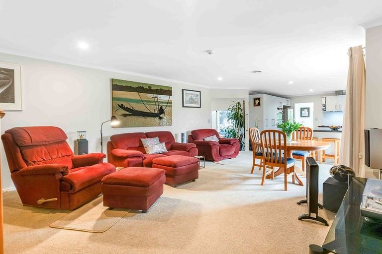 Photo of property in 32 Connemara Court, West Harbour, Auckland, 0618
