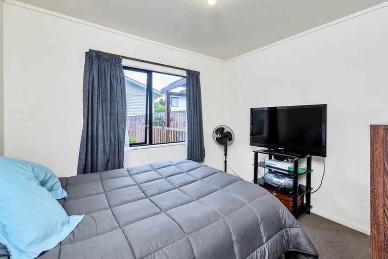 Photo of property in 2/8 Mchardy Place, Glenfield, Auckland, 0627