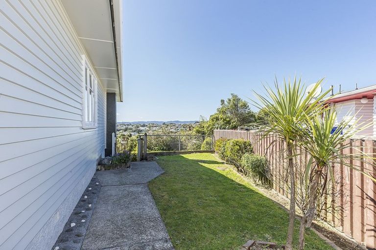 Photo of property in 6 Salford Street, Newlands, Wellington, 6037