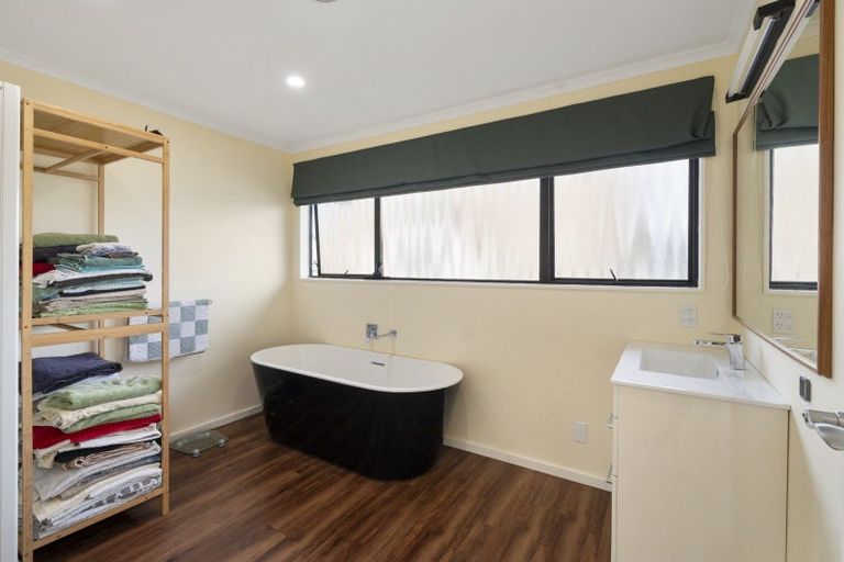 Photo of property in 35 Springdale Grove, Fitzherbert, Palmerston North, 4410