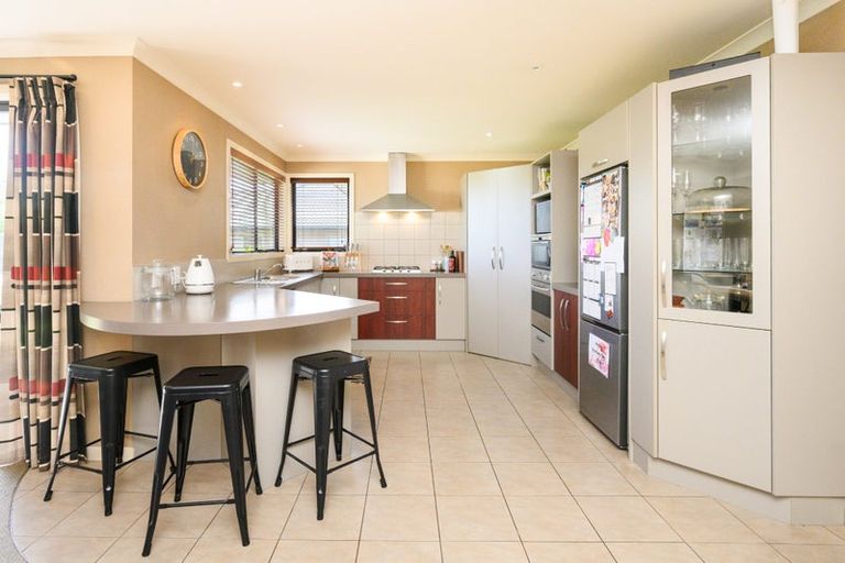 Photo of property in 19 Johnstone Drive, Fitzherbert, Palmerston North, 4410