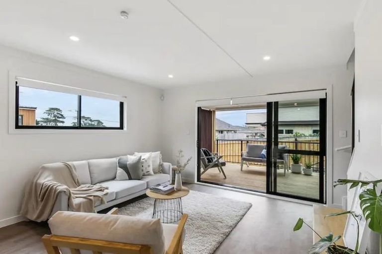 Photo of property in 2 Whakahui Lane, Mangere Bridge, Auckland, 2022