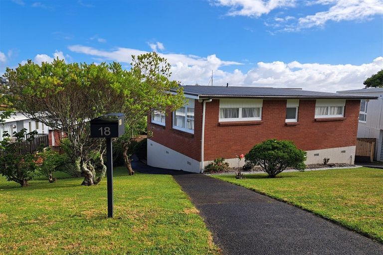 Photo of property in 18 Shanaway Rise, Hillcrest, Auckland, 0627