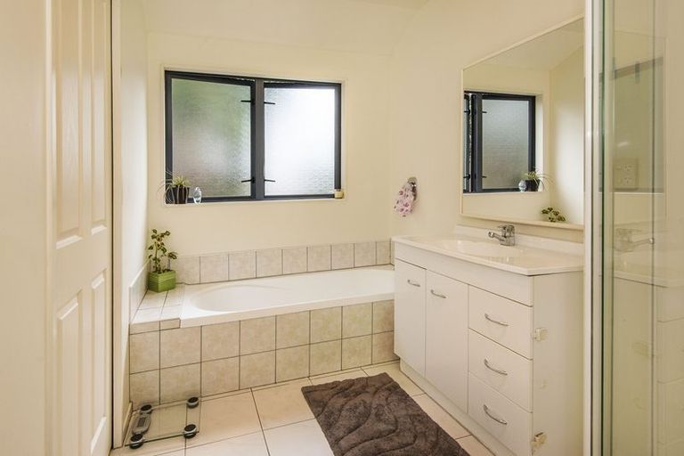 Photo of property in 17 John Jennings Drive, Oteha, Auckland, 0632