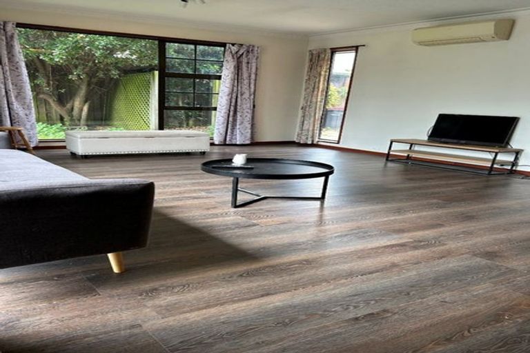 Photo of property in 5 Broadfell Avenue, Avonhead, Christchurch, 8042