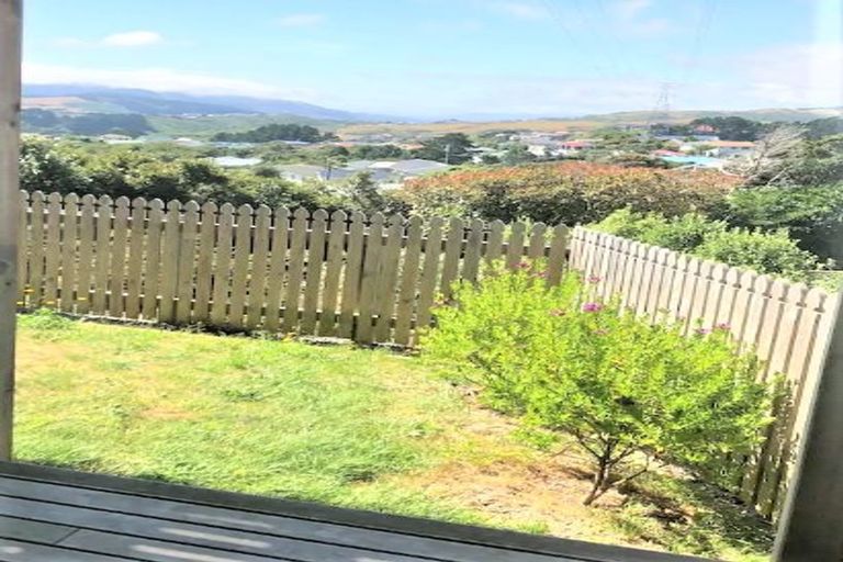 Photo of property in 30 Brooker Grove, Newlands, Wellington, 6037