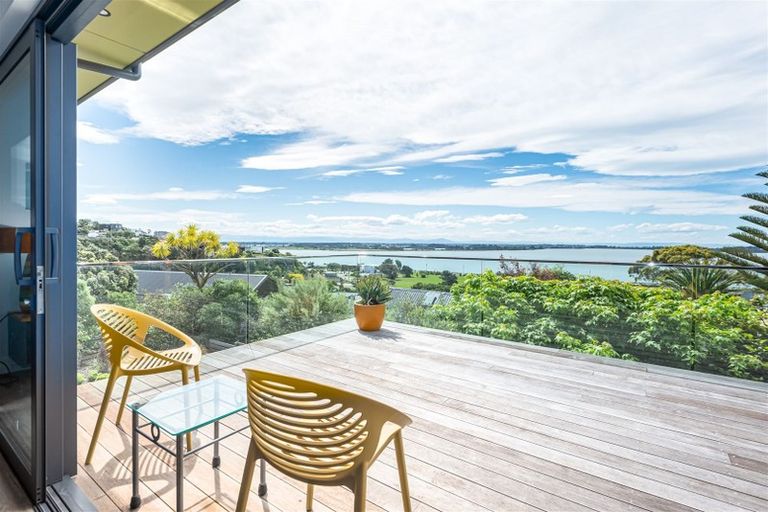 Photo of property in 10 Maffeys Road, Mount Pleasant, Christchurch, 8081