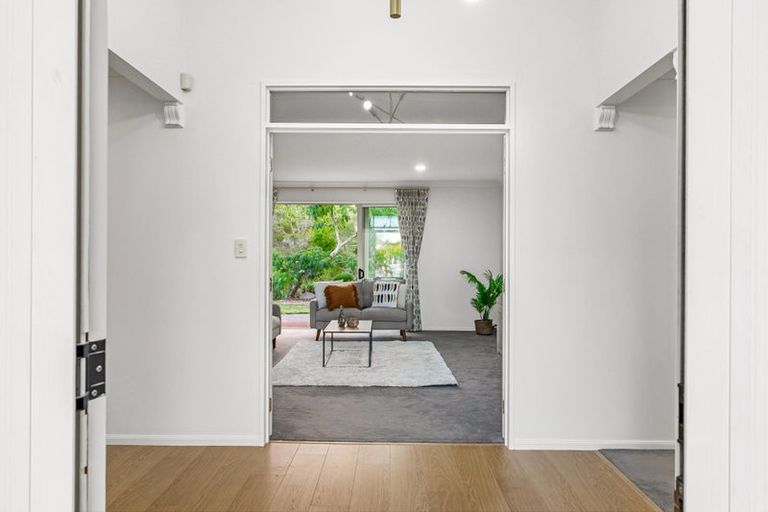 Photo of property in 16 Semillon Avenue, Henderson, Auckland, 0612