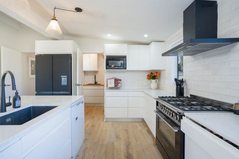 Photo of property in 4 Kathleen Place, Rainbow Point, Taupo, 3330