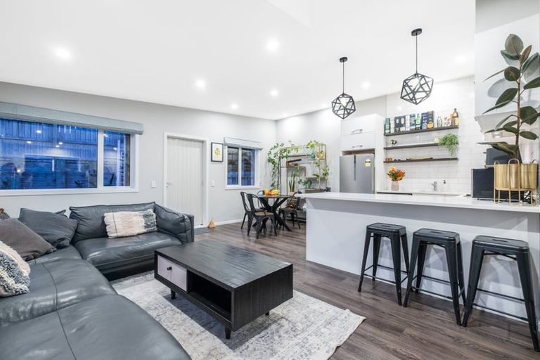 Photo of property in 1a Court Road, Tawa, Wellington, 5028