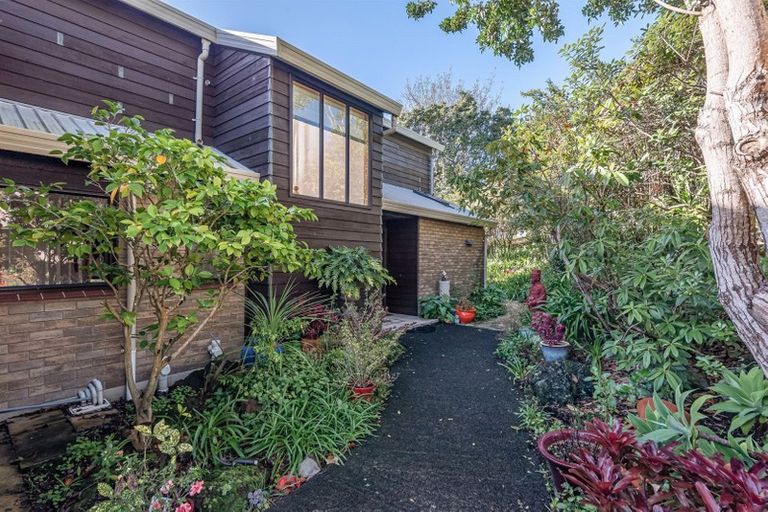 Photo of property in 1 Tiri View Place, Waiake, Auckland, 0630