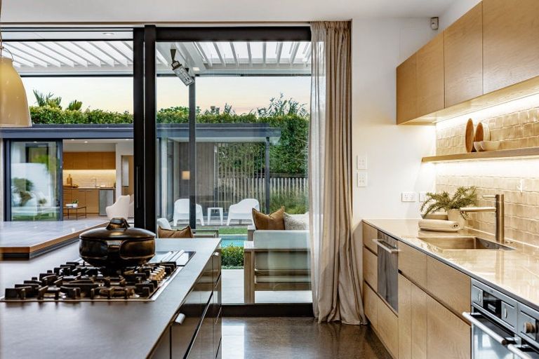 Photo of property in 106a Godden Crescent, Mission Bay, Auckland, 1071