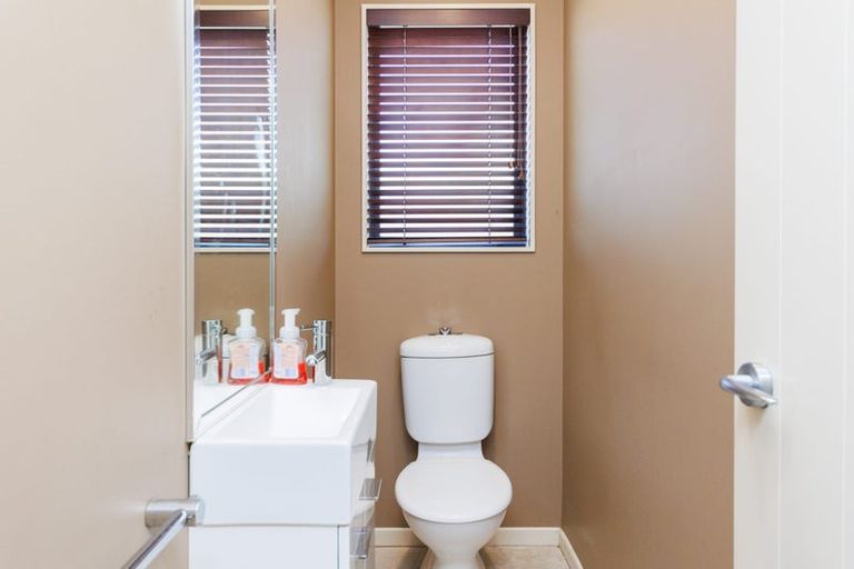 Photo of property in 5 The Oaks, Awapuni, Palmerston North, 4412