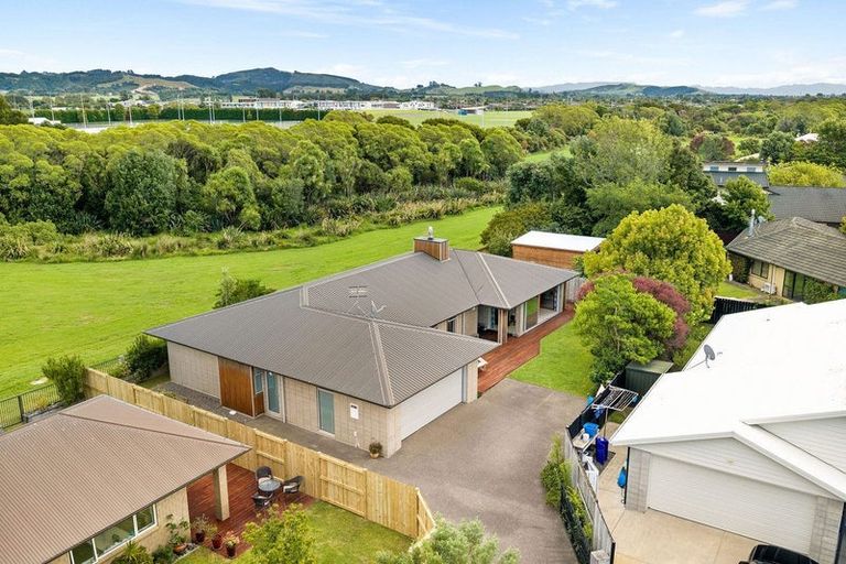 Photo of property in 44 Butterworth Crescent, Papamoa Beach, Papamoa, 3118