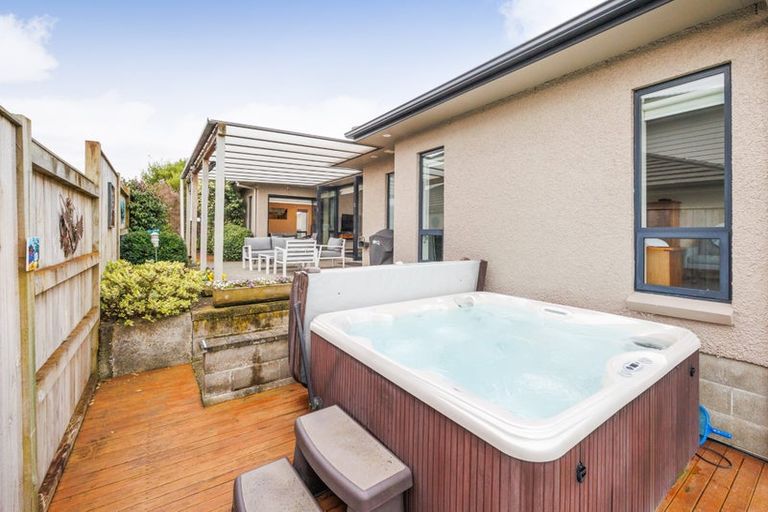 Photo of property in 7 Vaucluse Heights, Fitzherbert, Palmerston North, 4410