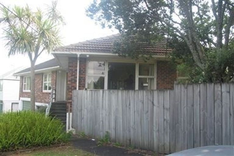 Photo of property in 1/66 Pupuke Road, Hillcrest, Auckland, 0627