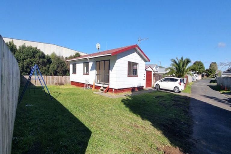 Photo of property in 2/18 Eulogy Place, Randwick Park, Auckland, 2105