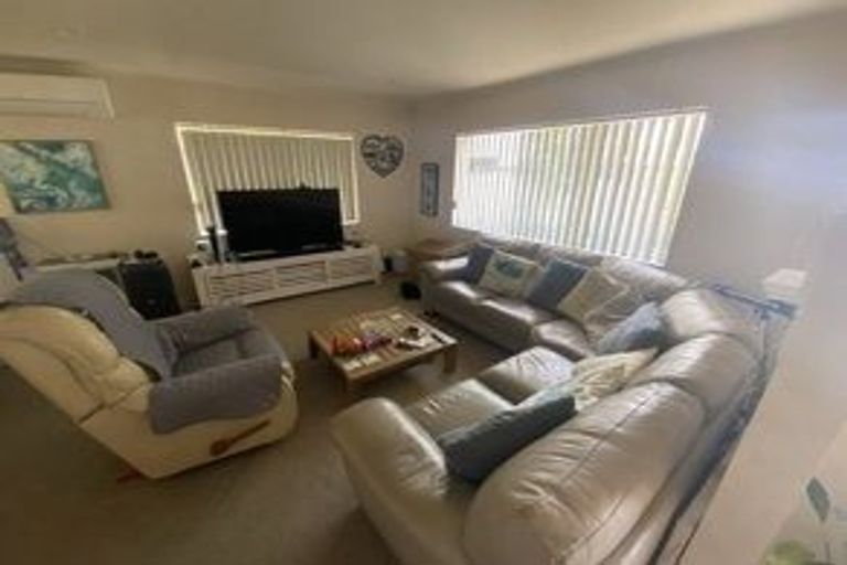 Photo of property in 15 Malin Place, Pinehill, Auckland, 0632