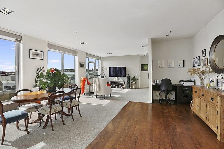 Photo of property in 22 Liardet Apartments, 402/22 Liardet Street, New Plymouth, 4310