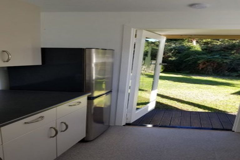 Photo of property in 48 Turanga Road, Henderson Valley, Auckland, 0612