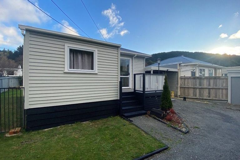 Photo of property in 35 Bledisloe Crescent, Wainuiomata, Lower Hutt, 5014