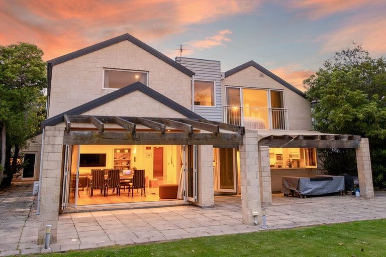 Photo of property in 40 Saint Andrews Square, Strowan, Christchurch, 8052