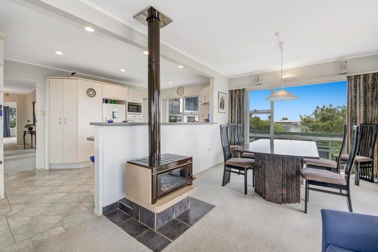 Photo of property in 23 Roberts Road, Matakatia, Whangaparaoa, 0930