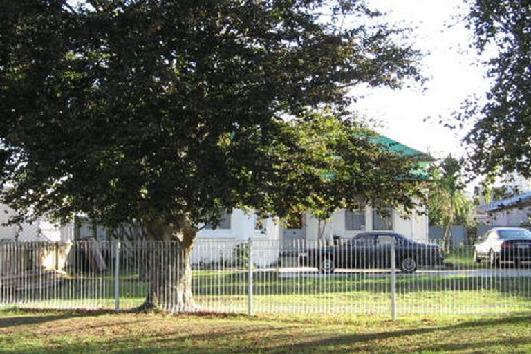 Photo of property in 1/170 Hepburn Road, Glendene, Auckland, 0602