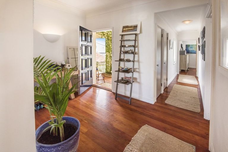 Photo of property in 89 Stanley Point Road, Stanley Point, Auckland, 0624