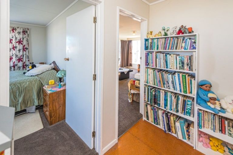 Photo of property in 21 Gibbons Crescent, Castlecliff, Whanganui, 4501