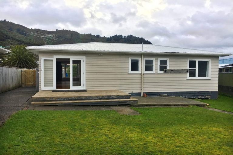Photo of property in 5 Ruthven Road, Wainuiomata, Lower Hutt, 5014