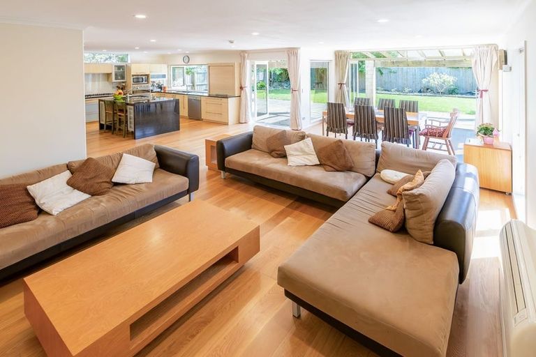 Photo of property in 40 Saint Andrews Square, Strowan, Christchurch, 8052