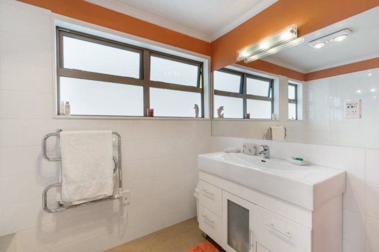 Photo of property in 38 Whangaparaoa Road, Red Beach, 0932