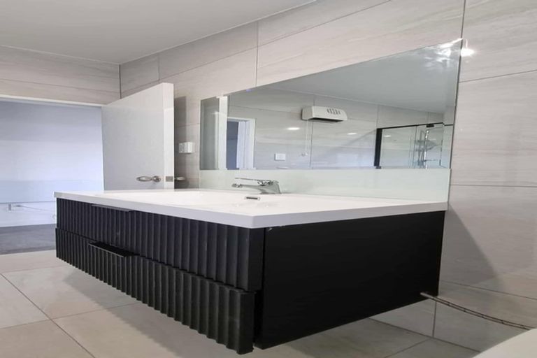 Photo of property in 77 Chichester Drive, Rosehill, Papakura, 2113