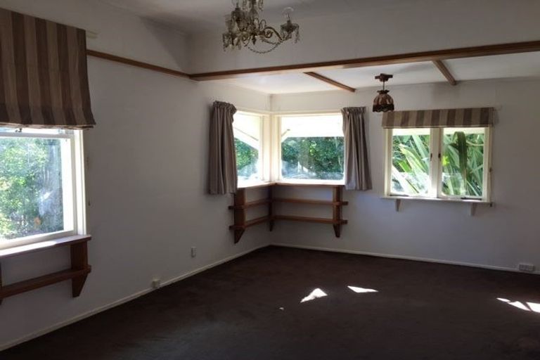 Photo of property in 17 Awaroa Road, Sunnyvale, Auckland, 0612