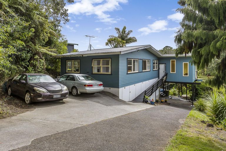 Photo of property in 22 Harrybrook Road, Green Bay, Auckland, 0604