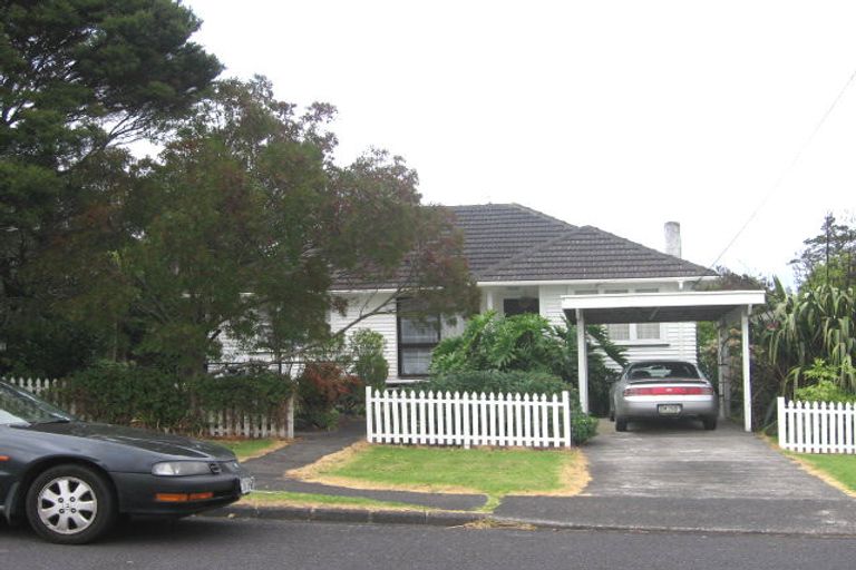 Photo of property in 1/28 Neal Avenue, Glenfield, Auckland, 0629