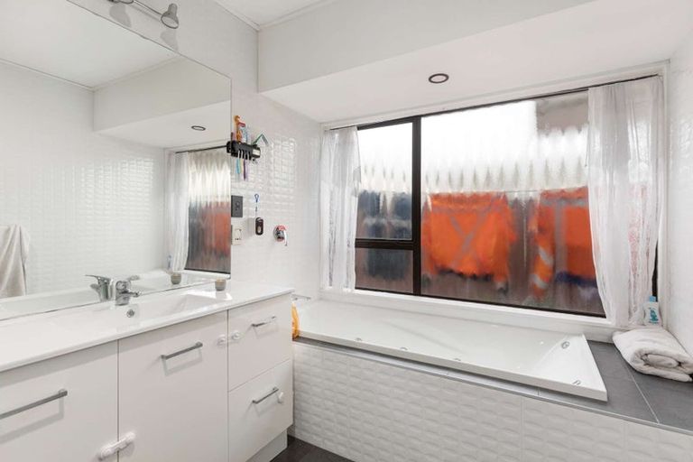 Photo of property in 95 John F Kennedy Drive, Milson, Palmerston North, 4414