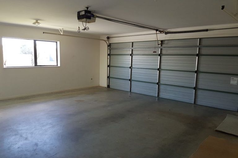 Photo of property in 6 Nier Place, East Tamaki Heights, Auckland, 2016