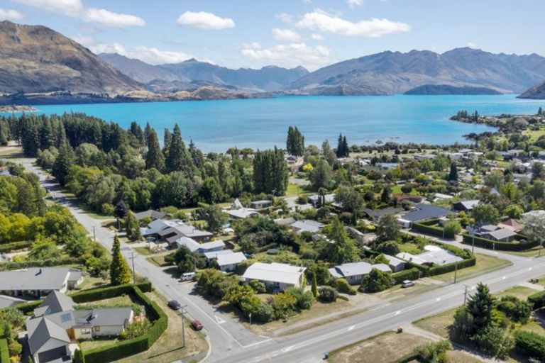 Photo of property in 1 Eely Point Road, Wanaka, 9305