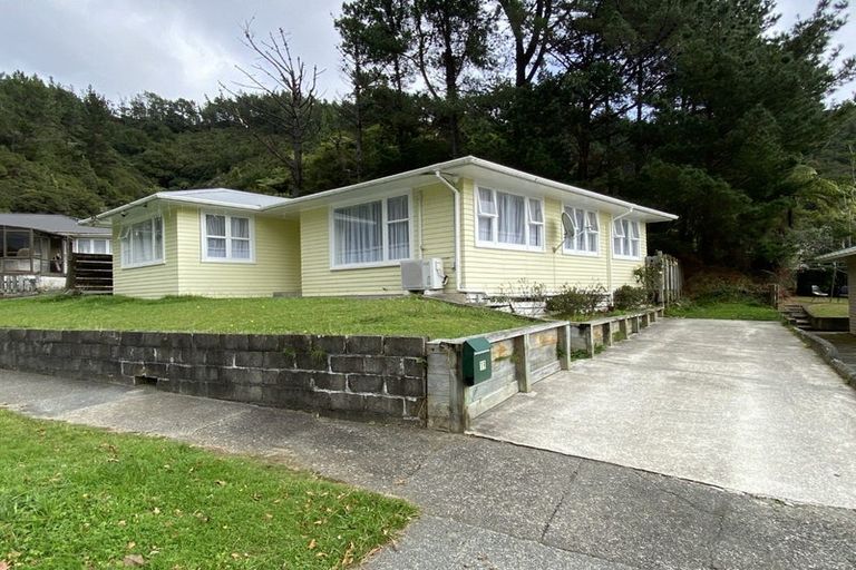 Photo of property in 19 Shackleton Grove, Stokes Valley, Lower Hutt, 5019