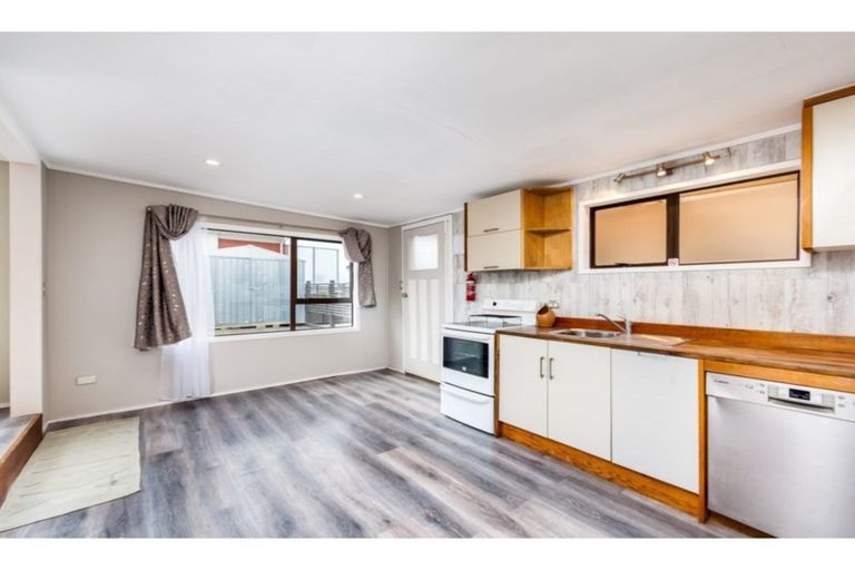 Photo of property in 70 Wade River Road, Stanmore Bay, Whangaparaoa, 0932