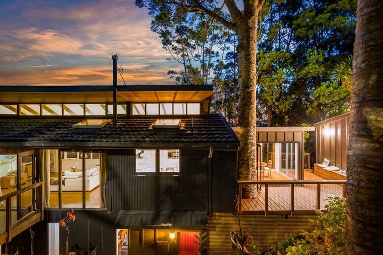 Photo of property in 10 Rangiwai Road, Titirangi, Auckland, 0604